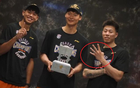 上海队总冠军荣耀时刻定格！王哲林低调现身，张镇麟笑容满面尽显自信与满意